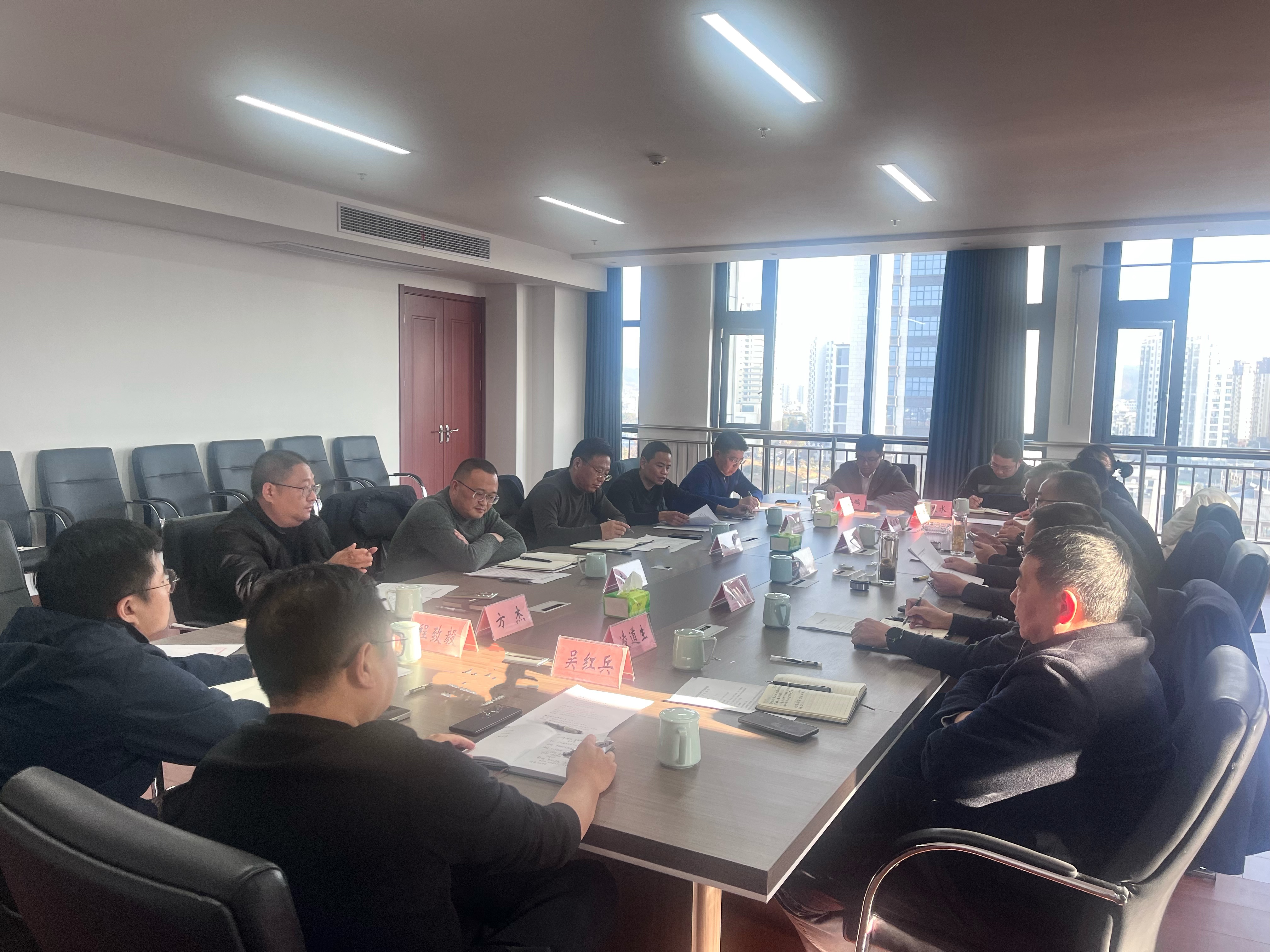 12月6日，集团牵头联合开投集团、农文旅集团召开县属国有企业业务交流座谈会，围绕整体联动、深度合作，实现优势互补，互利共赢开展交流座谈。集团鲍董、潘总、余总、张总、方总参加座谈。.jpg